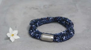 wunderschöne kurze Halskette aus Rocailles-Perlen gehäkelt * blau-bunt