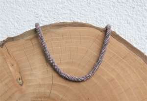 wunderschöne kurze Halskette aus Rocailles-Perlen gehäkelt * grau-rosa gestreift mit glänzenden Punkten