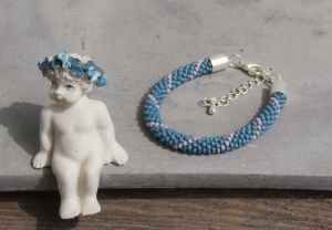 handgefertigtes Perlenarmband für Kinder * blau mit rosa Streifen 