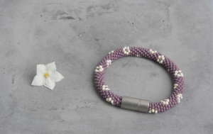 wunderschönes Armband aus Rocailles-Perlen gehäkelt * lavendel matt mit weißen Blumen 