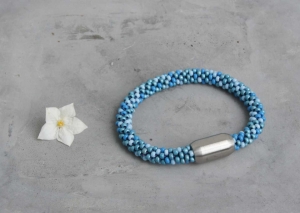 wunderschönes Armband aus Rocailles-Perlen gehäkelt * verschiedene Blautöne