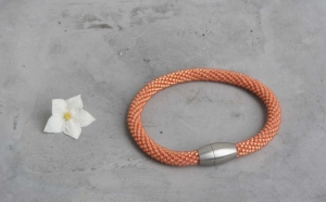 wunderschönes Armband aus Rocailles-Perlen gehäkelt * apricot
