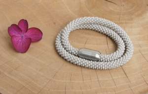 wunderschönes Armband aus Rocailles-Perlen gehäkelt * hellgrau