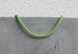 wunderschöne kurze Halskette aus Rocailles-Perlen gehäkelt * apfelgrün