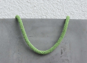 wunderschöne Halskette aus Rocailles-Perlen gehäkelt * apfelgrün 