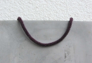 wunderschöne kurze Halskette aus Rocailles-Perlen gehäkelt * brombeer transparent-glänzend