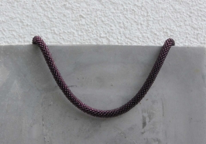 Brombeer-farbene kurze Halskette aus glänzenden Rocailles-Perlen gehäkelt * auffallend schön und stilvoll