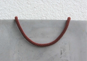 Schoko-braune kurze Halskette aus matten Rocailles-Perlen gehäkelt * wunderschöne Herbstfarbe