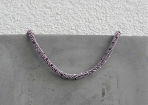 lavendel-farbene kurze Halskette mit weißen und roten Punkten aus Rocailles-Perlen gehäkelt *  lebendig und fröhlich