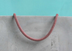 Mauve transparent glänzende Halskette aus Rocailles-Perlen gehäkelt * außergewöhnlich und edel