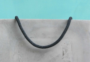 Nachtblaue kurze Halskette aus matten Rainbow-Rocailles-Perlen gehäkelt *  klassisch und edel