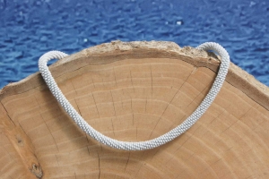 Zart-hellgraue kurze Halskette mit leicht grünlichem Schimmer aus matten Rocailles-Perlen gehäkelt *  stilvoll und besonders