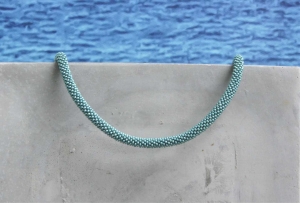 Türkis-farbene kurze Halskette aus metallic-matten Rocailles-Perlen gehäkelt * außergewöhnlich und wunderschön 