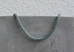 Hellblau-silberne Halskette aus transparenten glänzenden Rocailles-Perlen gehäkelt *  extravagant und festlich