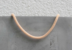 Apricot-farbene kurze Halskette aus glänzenden Rocailles-Perlen gehäkelt * wunderschöner dezenter Pastellton