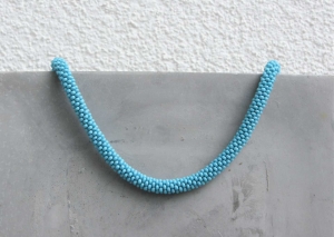himmelblaue kurze Halskette aus glänzenden Rocailles-Perlen gehäkelt * himmlisch-fröhlicher Farbtupfer