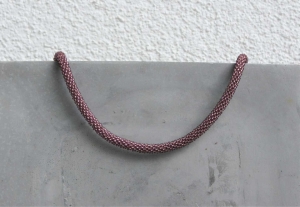 Mauve-farbene kurze Halskette aus matten Rocailles-Perlen gehäkelt * edel und wunderschön