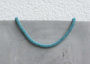 Türkis-farbene kurze Halskette aus metallic-matten Rocailles-Perlen gehäkelt * peppig-farbiger Hingucker