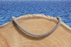  Graue kurze Halskette aus matten Rocailles-Perlen gehäkelt *  zeitlos-schön * Schnäppchen-Preis wegen kleinem Fehler