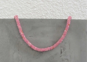 rosa-bunte kurze Halskette aus unregelmäßigen Rocailles-Perlen gehäkelt * lebendig-fröhlicher Hingucker