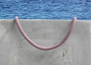  Lavendel-farbene kurze Halskette aus matten Rocailles-Perlen gehäkelt * dezent in wunderschönem Farbton
