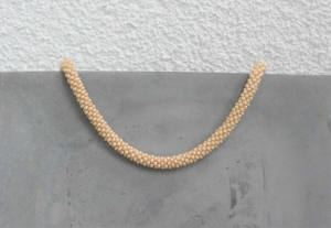 apricot-farbene Halskette aus glänzenden Rocailles-Perlen gehäkelt * wunderschön dezenter Pastellton