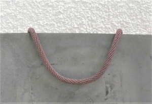 lavendel-farbene kurze Halskette aus metallic-matten Rocailles-Perlen gehäkelt * außergewöhnlich und edel