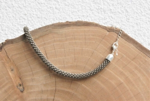 taupe-farbene kurze Halskette aus metallic-matten Rocailles-Perlen gehäkelt *  individuell und edel