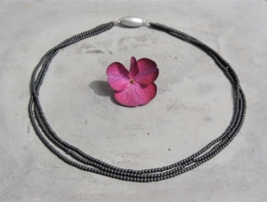 anthrazit-farbene 3-reihige kurze Halskette aus kleinen Hämatit-Perlen handgefertigt * einzigartig in ihrer schichten Schönheit