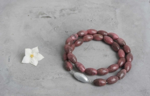 rot-braune kurze Halskette handgefertigt aus olivenförmigen Edelstein-Perlen * auffallend schön und individuell