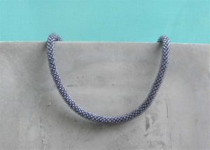 hellblau-grau changierende kurze Halskette aus transparent-matten Rocailles-Perlen gehäkelt * edel und lebendig