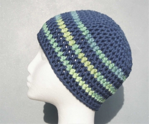 gehäkelte Mütze / Beanie * blau mit grünen Streifen *  Größe ca. 56cm 