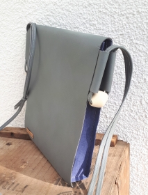handgefertigte vegane Handtasche aus Waschpapier und Kunstleder * taubengrau mit blauem Korpus
