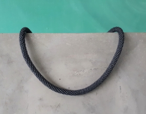 Nachtblaue kurze Halskette aus matten Rocailles-Perlen gehäkelt *  zeitlos und edel 