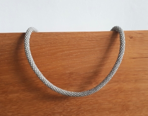 Silbergraue kurze Halskette aus matten Rocailles-Perlen gehäkelt *  stilvoll und klassisch