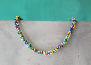 kunterbunte kurze Halskette aus matten Rocailles-Perlen gehäkelt * fröhlicher Hingucker 