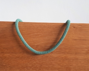 Türkis-farbene kurze Halskette aus matten Rocailles-Perlen gehäkelt * edler Hingucker