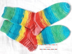 Wollsocken  in Größe 30/31 handgestrickt rot, türkis, grün, gelb geringelt für Mädchen und Jungen