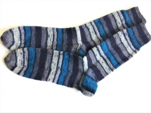 Wollsocken in Größe 44/45 handgestrickt grau, lila, blau geringelt  für Frauen und Männer - Handarbeit kaufen