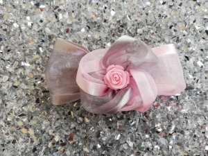 Grau Rosa Blütenspange