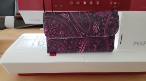 Portemonnaie aus lila Kunstleder mit Paisley-Muster