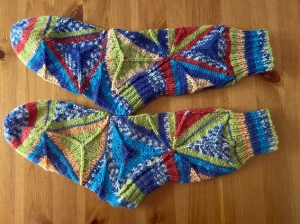 Dreiecks-Patch-Socken_Größe 42-44_mit langem Schaft_orange-rot-blau-grün-gelb_Sockenwolle