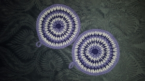 1 Paar große, runde Topflappen mit Aufhänger, gehäkelt mit dekorativem Muster in Lila - Handarbeit kaufen