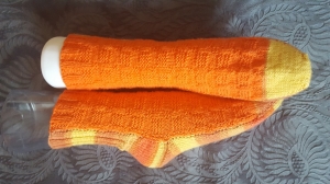 bunte Socken, Gr. 34/35, mit Einstrickmuster am Oberfuß, handgestrickt mit der 2-Nadel-Technik aus hochwertigen Markengarnen - Handarbeit kaufen
