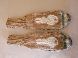 1 Paar bunte Socken mit Einstrickmuster Hase, Gr. 38/39, handgestrickt mit der 2-Nadel-Technik und hochwertigen Markengarnen 