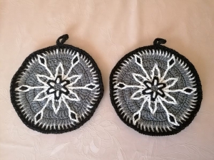 1 Paar große, runde Topflappen mit dekorativem Muster, gehäkelt, Handarbeit - Handarbeit kaufen