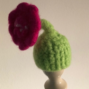 gefilzter pink grüner Eierwärmer in Form einer Blume - Handarbeit kaufen