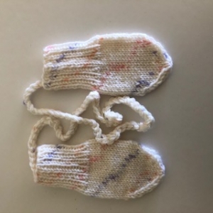 weiße Babyhandschuhe ohne Daumen mit Band  - Handarbeit kaufen
