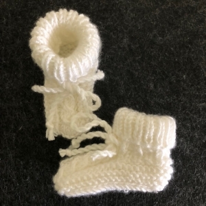 Weiße handgestrickte Babyschuhe ohne Naht  - Handarbeit kaufen