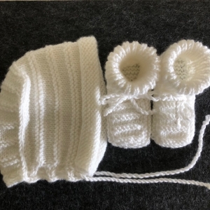 Weiße handgestrickte Babyschuhe ohne Naht und Babyhaube - Handarbeit kaufen